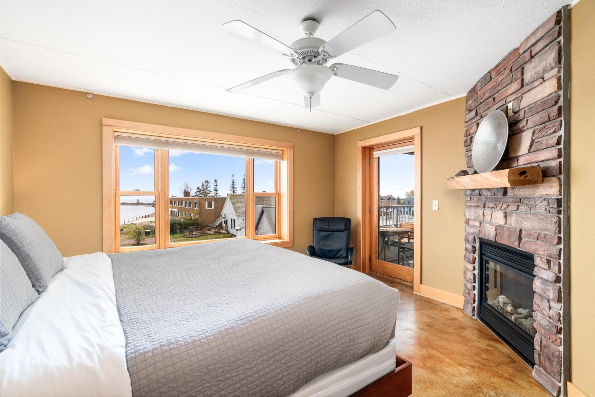 East Bay Suites Grand Marais Exterior foto